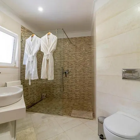 Villa In Prime Location Pool Vila Albufeira