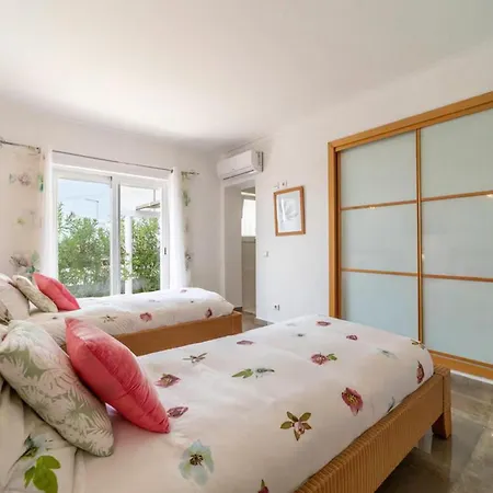 Vila Villa In Prime Location Pool