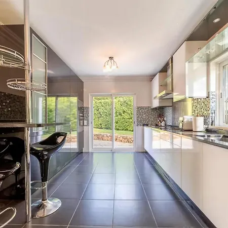Villa In Prime Location Pool Vila
